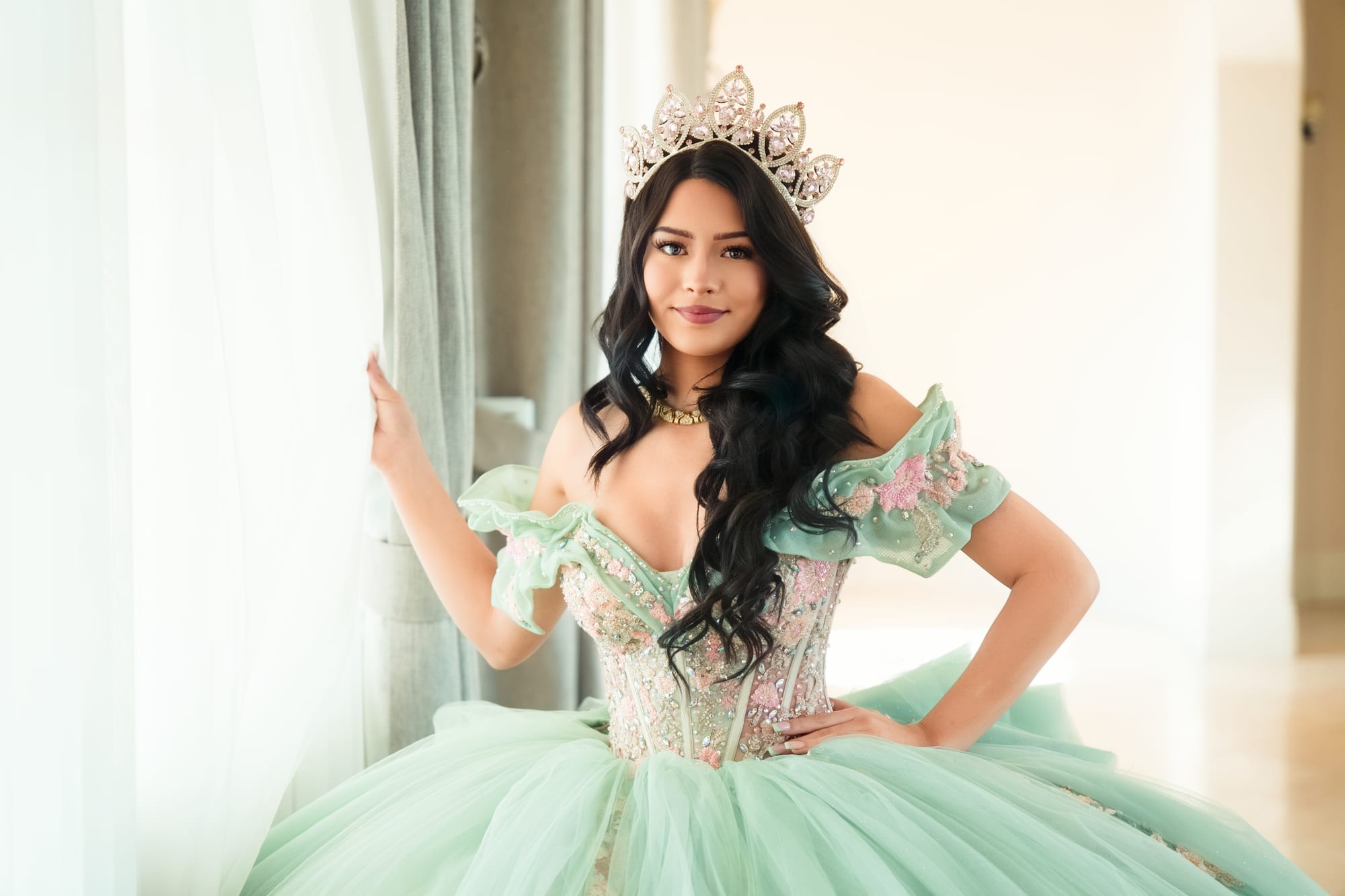 Quinceañera portrait under a garden pergola by Johan Studio